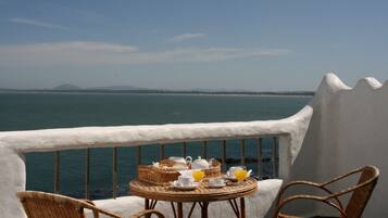 Habitación superior, Terraza | Vista a la playa o el mar