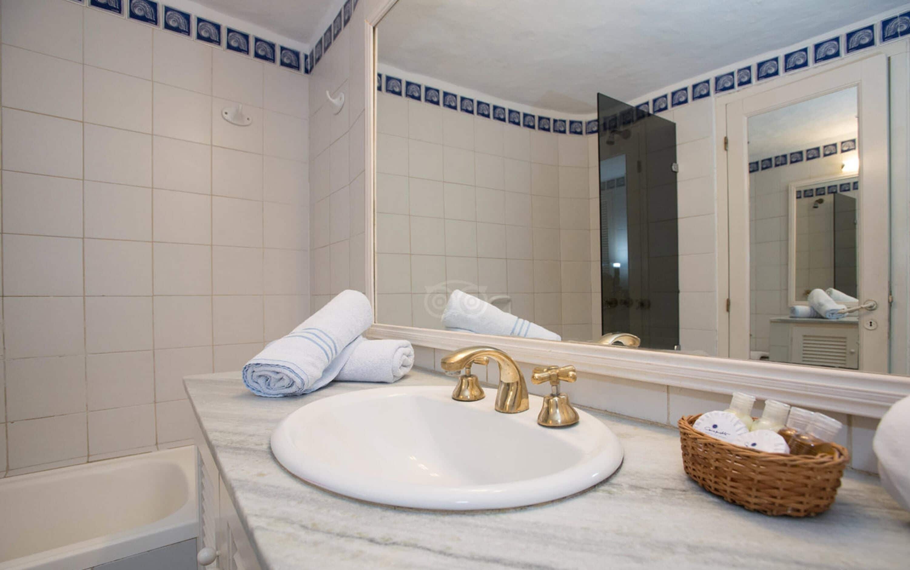 rainfall showerhead, free toiletries, hair dryer, bidet