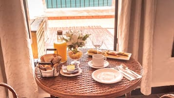 Se sirven almuerzos y cenas, con vista a la piscina