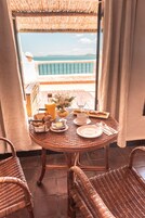 Se sirven almuerzos y cenas (con vistas a la piscina) 