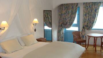 Suite, pemandangan samudra | 1 kamar tidur, seprai premium, brankas, dan didekorasi berbeda-beda