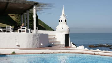 Una piscina techada, 2 piscinas al aire libre