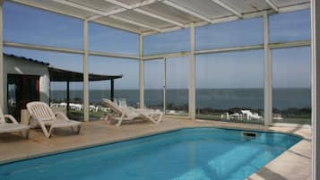 Alberca techada y 2 albercas al aire libre