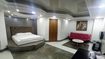 Double Budget room Without windows | Ropa de cama de alta calidad y caja de seguridad en la habitación