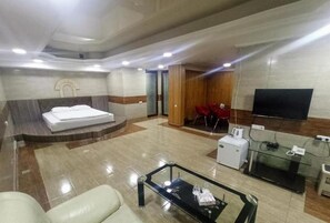 1 bedroom, premium bedding, in-room safe, individually decorated