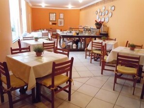 Free daily buffet breakfast  - Garden Curitiba Hotel (Curitiba)