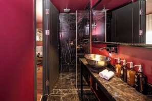 Senior Room | Bathroom - Casa Suzanna (Tel Aviv)