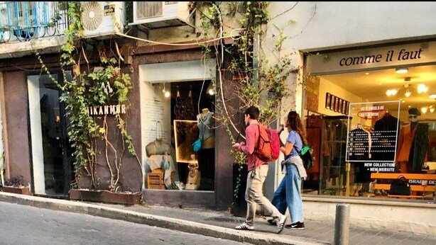 A table with a meal and drinks on a sidewalk. - Casa Suzanna (Tel Aviv)