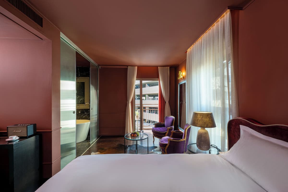 Deluxe Room, City View | Egyptian cotton sheets, premium bedding, pillow-top beds, minibar