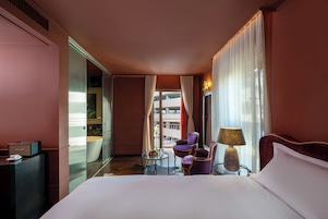 Deluxe Room, City View | Egyptian cotton sheets, premium bedding, pillowtop beds, minibar