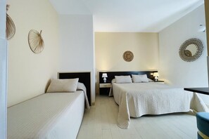 Habitación triple | Ropa de cama de alta calidad, camas Select Comfort y muebles diferentes 