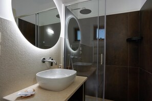 Een douche, een regendouche, gratis toiletartikelen, een haardroger
