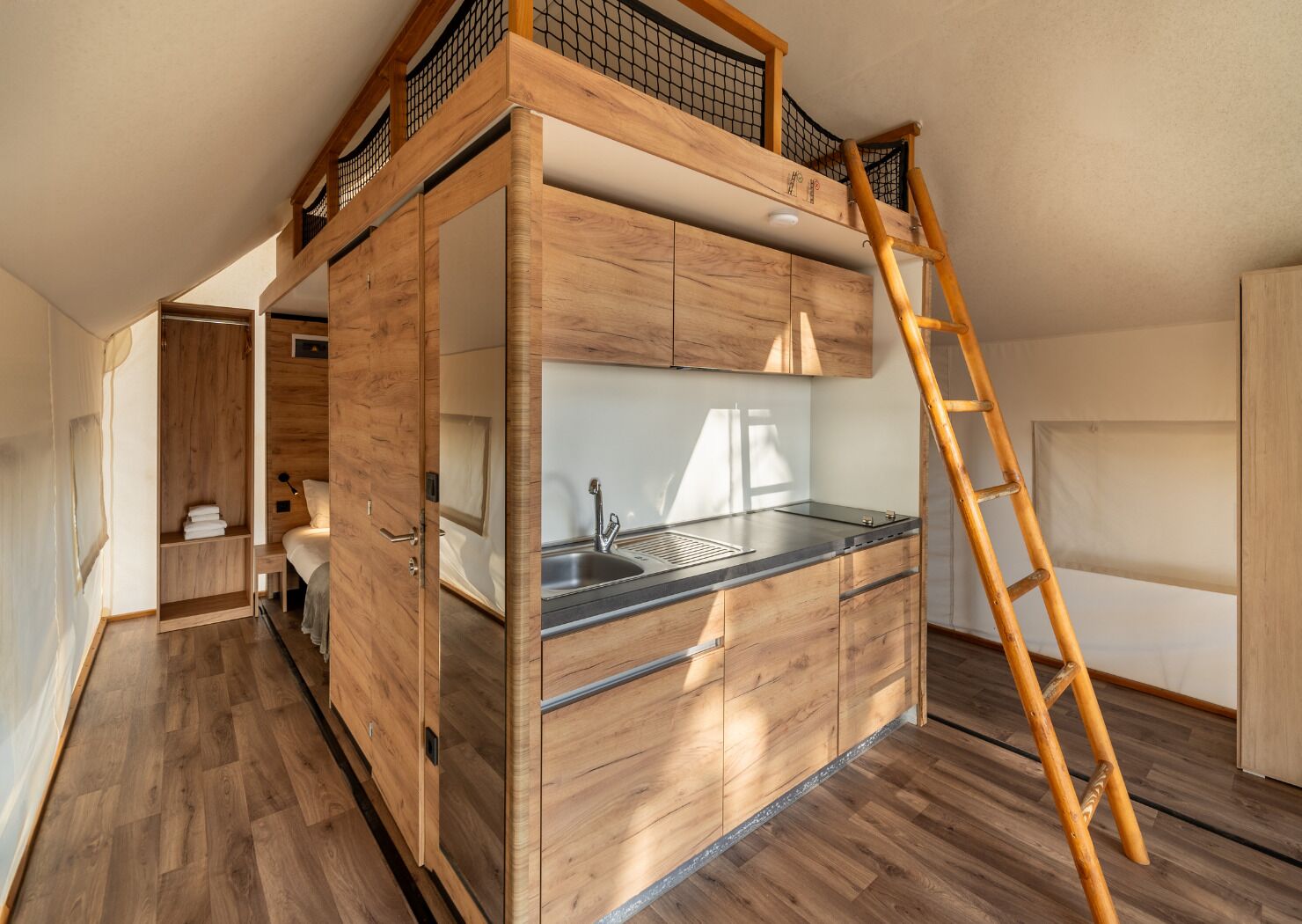 Barraca, 2 quartos (Glamping) | Cozinha privada | Geladeira, micro-ondas, cooktop, cafeteira/chaleira