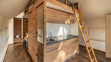 Barraca, 2 quartos (Glamping) | Cozinha privada | Geladeira, micro-ondas, cooktop, cafeteira/chaleira