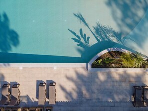 Indoor pool, seasonal outdoor pool, pool umbrellas - Ohai Nazaré Outdoor Resorts (Nazaré)