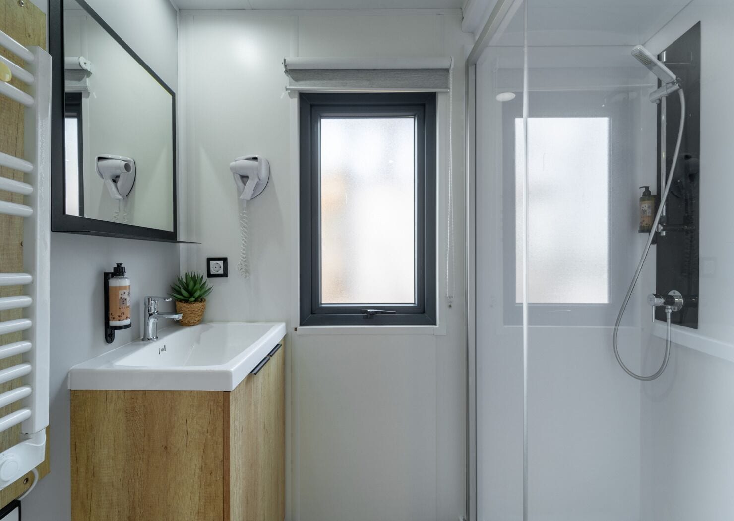 Panoramic-Bungalow | Badezimmer | Regendusche, Haartrockner, Handtücher