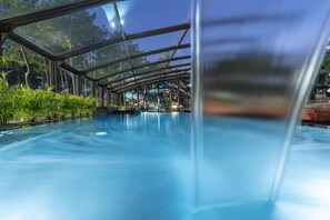 Piscina interna, piscina externa sazonal, guarda-sóis