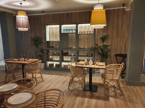 Breakfast, lunch and dinner served - Ohai Nazaré Outdoor Resorts (Nazaré)