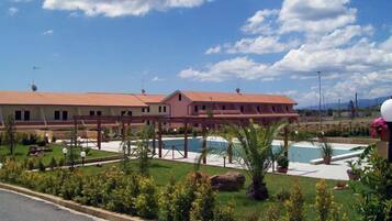 Piscine extérieure (ouverte en saison)