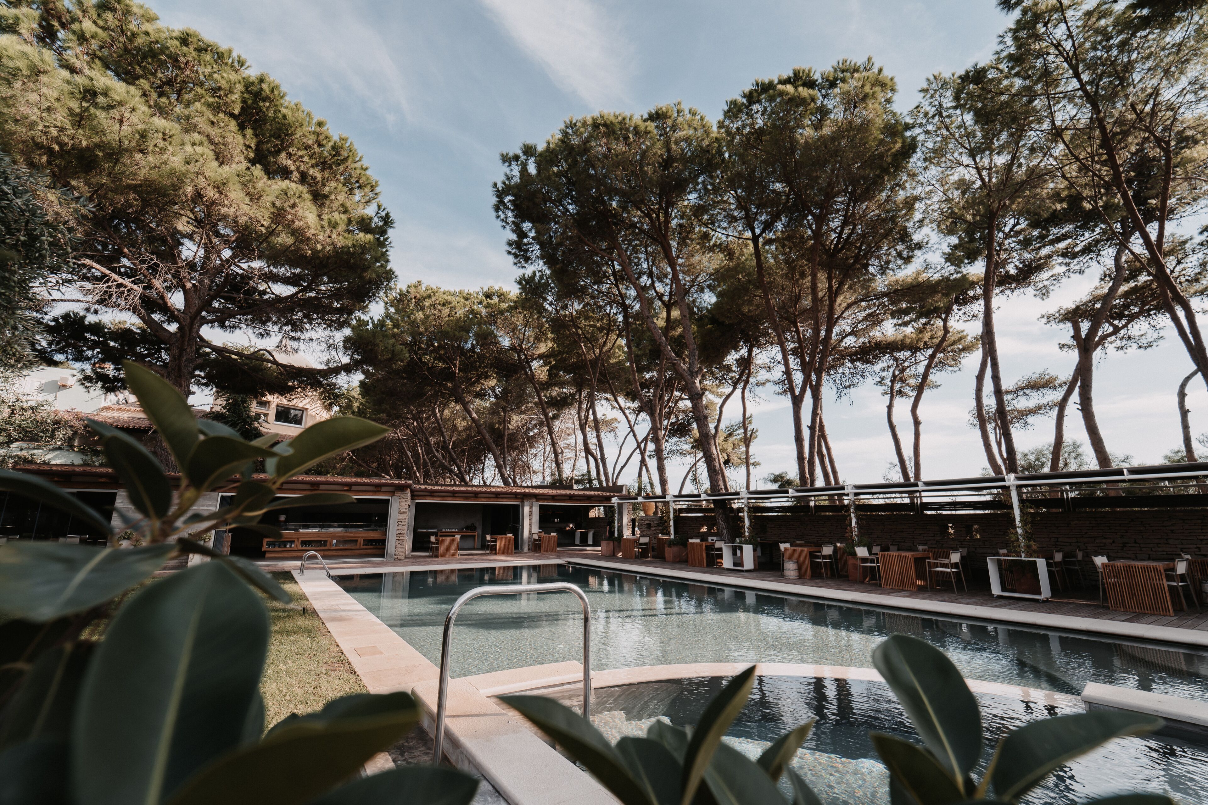 Ulkouima-allas, aurinkotuoleja