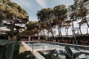 Piscine extérieure, chaises longues