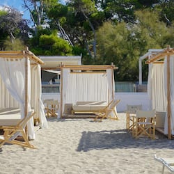 Private beach, sun-loungers, beach umbrellas, beach towels