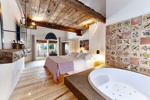 Romantic Suite, Sea View | Private spa tub
