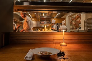 2 restaurants servant le petit déjeuner, le déjeuner et le dîner
