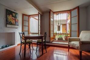 Standard-Suite | Wohnbereich | 30-Zoll-Fernseher mit Kabelempfang, Fußbodenheizung