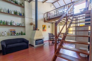 Duplex superior, várias camas | Área de estar | TV 30 polegadas com canais a cabo, pisos aquecidos