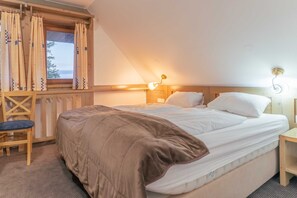 4 人部屋 (Krvavec Quadruple room with balcony) | デスク、遮光カーテン、WiFi (無料)、ベッドシーツ