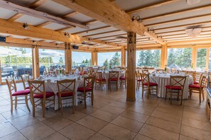 朝食、ランチ、ディナーに営業 (ガーデン ビュー)