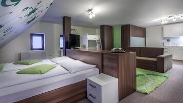 Familienzimmer, Mehrere Betten | 1 Schlafzimmer, Schreibtisch, Verdunkelungsvorhänge, kostenloses WLAN