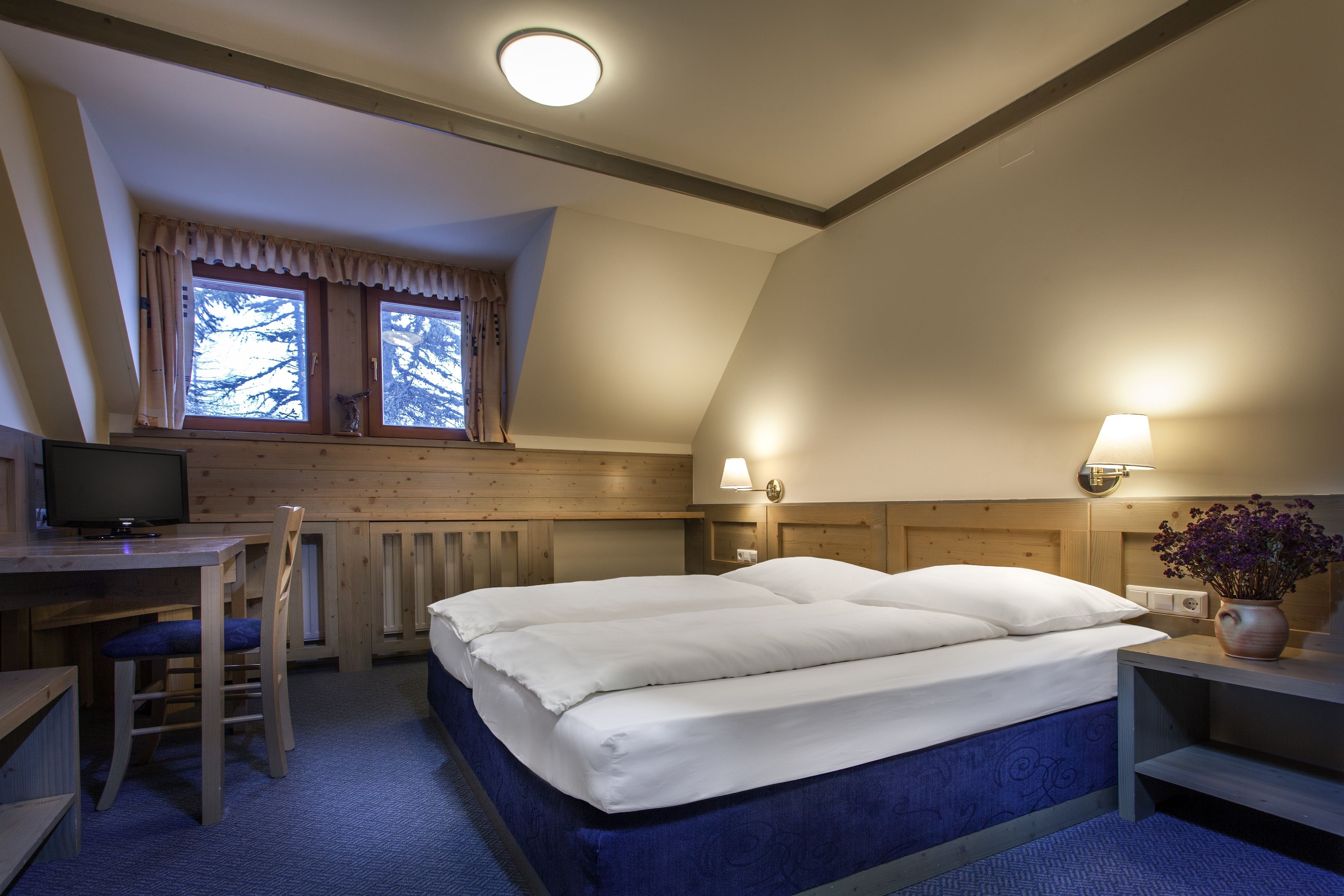 standard double room | desk, blackout curtains, free wifi, bed sheets