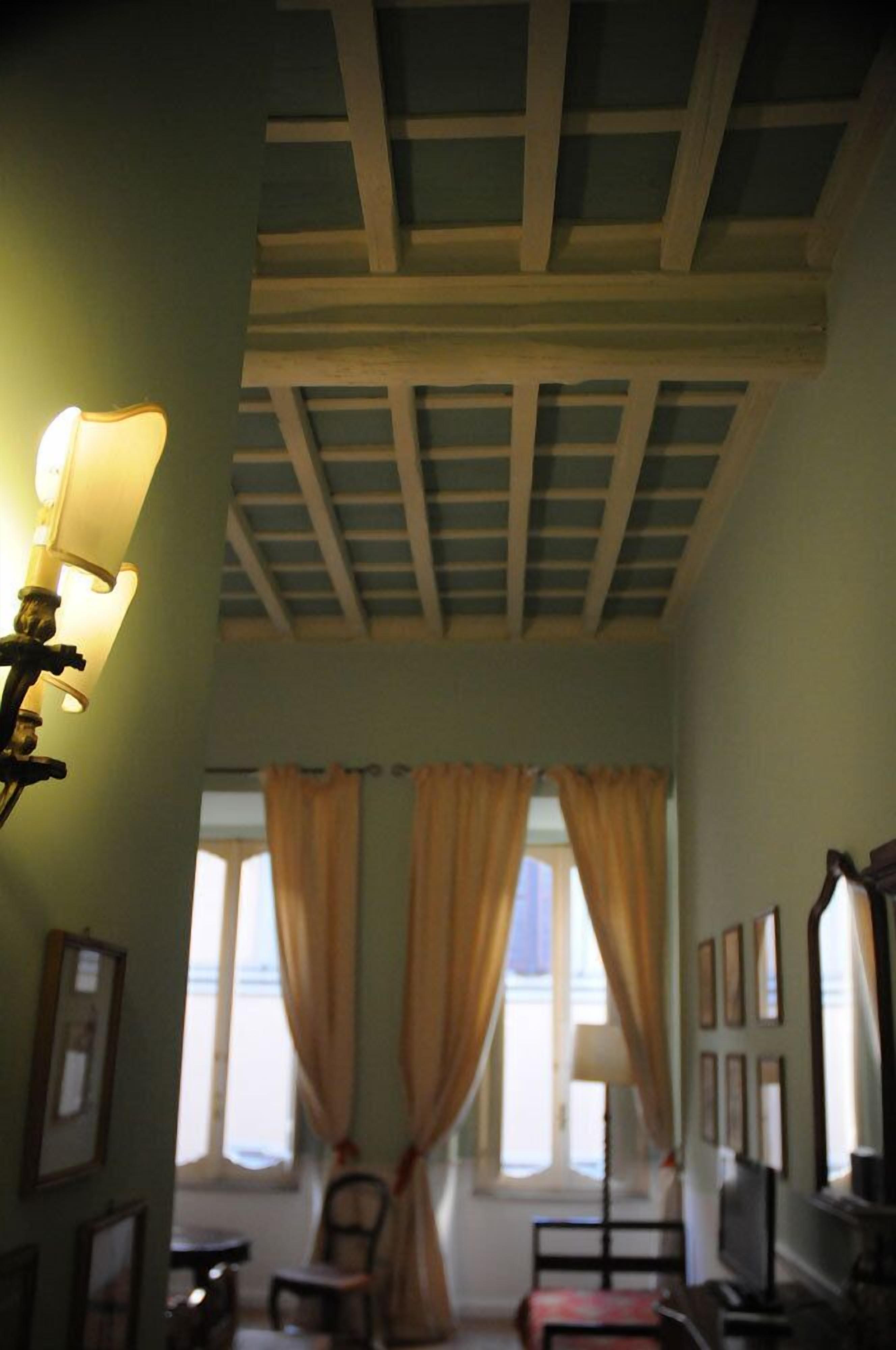 Ropa de cama de alta calidad y minibar 