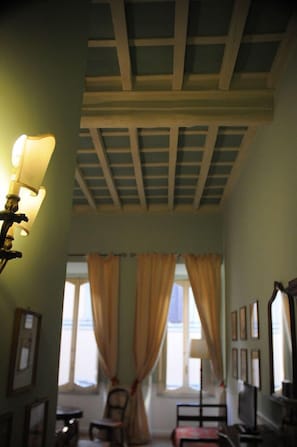 Seprai premium, minibar, brankas, dan kedap suara