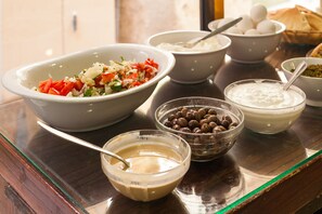 Déjeuner complet gratuit tous les jours