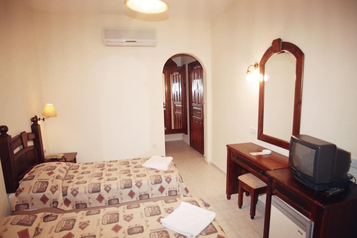 Pillowtop beds, minibar, in-room safe, iron/ironing board (on request)