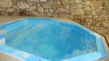 Banyera d'hidromassatge coberta
