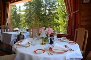 Breakfast, lunch and dinner served - Les Ducs de Savoie (Courchevel)