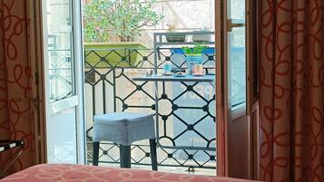 Habitación doble, baño compartido, vista a la ciudad | Sábanas de algodón egipcio y ropa de cama de alta calidad