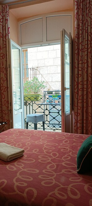 Doppelzimmer, Gemeinschaftsbad, Stadtblick | Bettwäsche aus ägyptischer Baumwolle, hochwertige Bettwaren