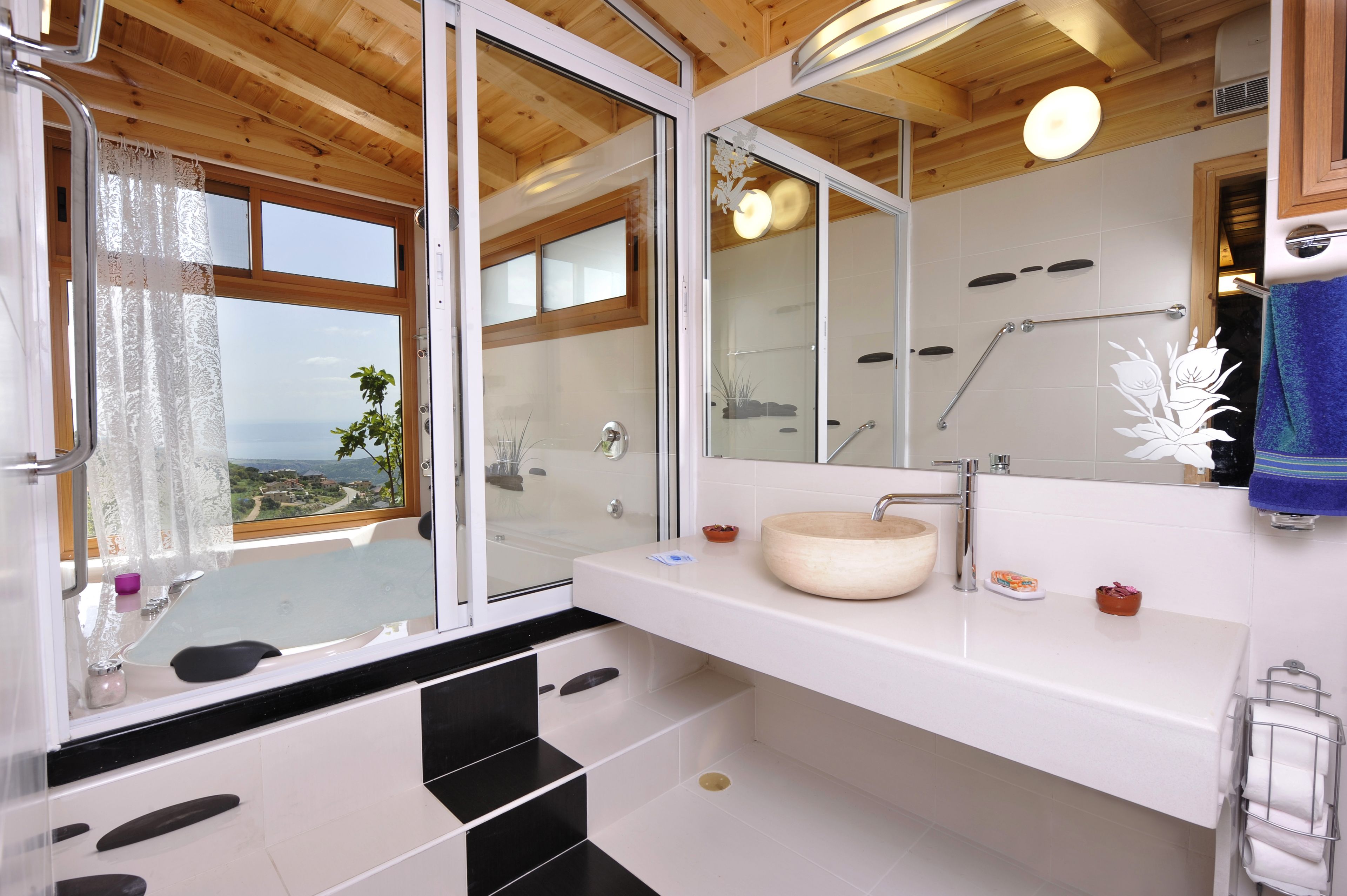 Deluxe Suite with Spa Bath (Kineret) | Bathroom