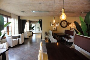 Tägliches Frühstücksbuffet (15 USD pro Person)