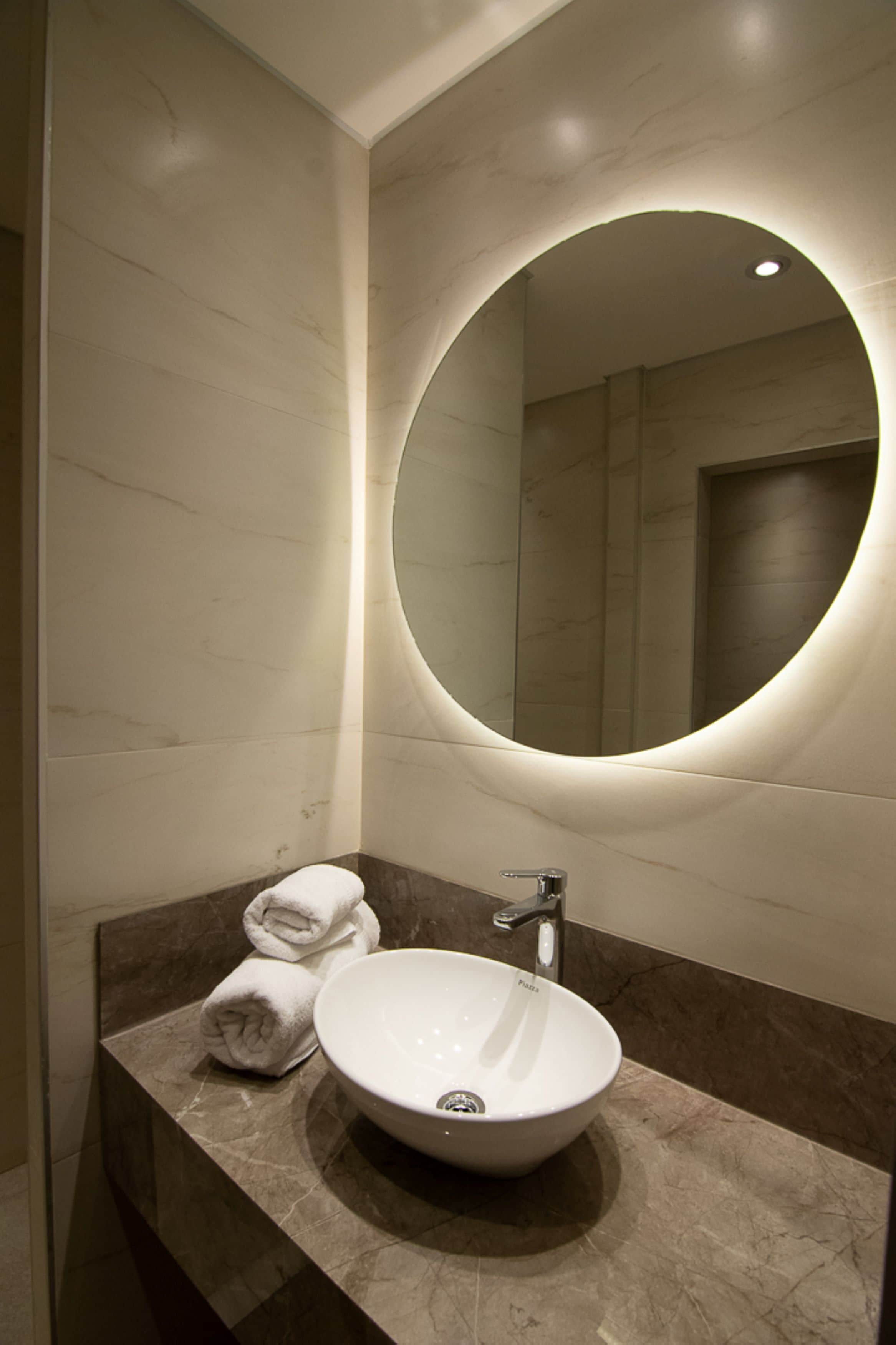 combined shower/bathtub, rainfall showerhead, free toiletries