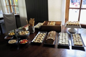 Tägliches Frühstücksbuffet gegen Gebühr