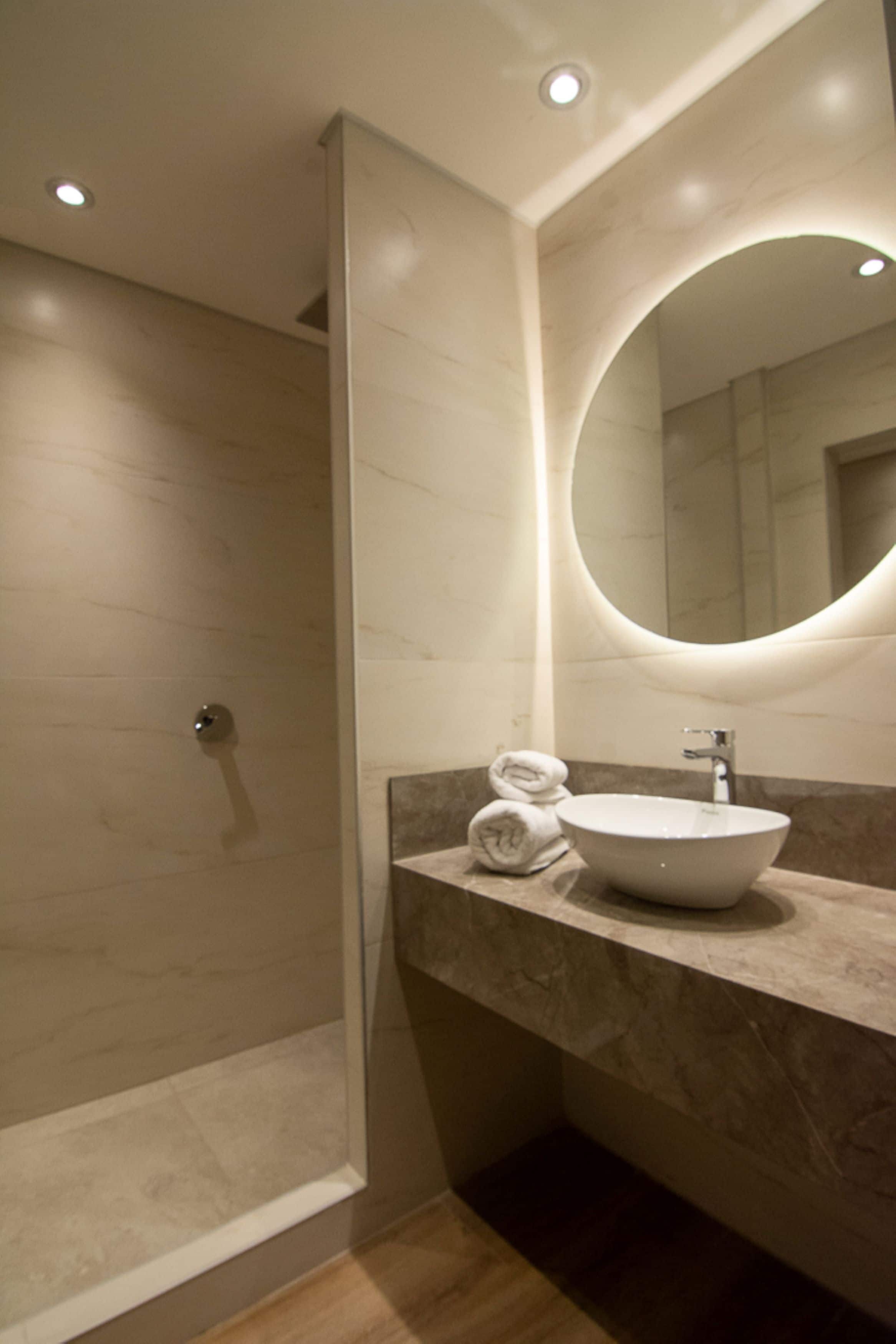 combined shower/bathtub, rainfall showerhead, free toiletries