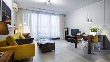 Standard Apartment | Living room | 30-inch flat-screen TV with cable channels, TV