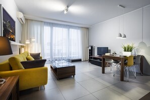 Standard-Apartment | Wohnzimmer | 30-Zoll-Flachbildfernseher mit Kabelempfang, Fernseher