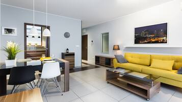 Appartement Standard | Salle de séjour | Télévision à écran plat de 30 pouces avec chaînes par câble, télévision